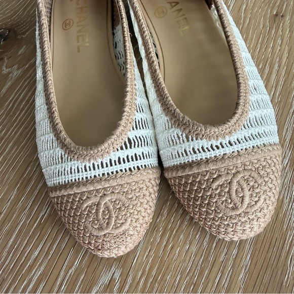 CHANEL Beige and White Crochet Logo Ballet Flats - Picture 3 of 8